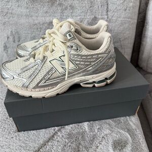 unisex NB 1906R Slvr metallic/ sea salt